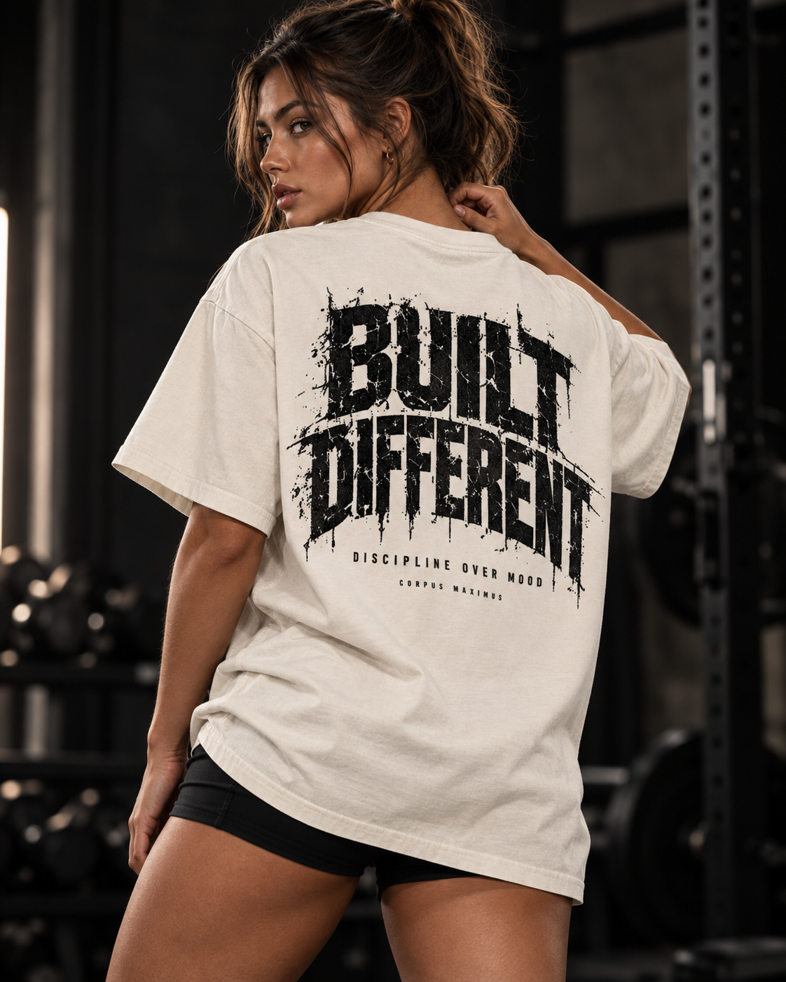 Built Different Oversized T-Shirt Unisex mit Backprint – Bild 5 | Corpus Maximus