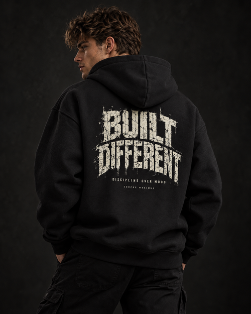 Built Different Oversized Hoodie Unisex mit Backprint – Bild 1 | Corpus Maximus