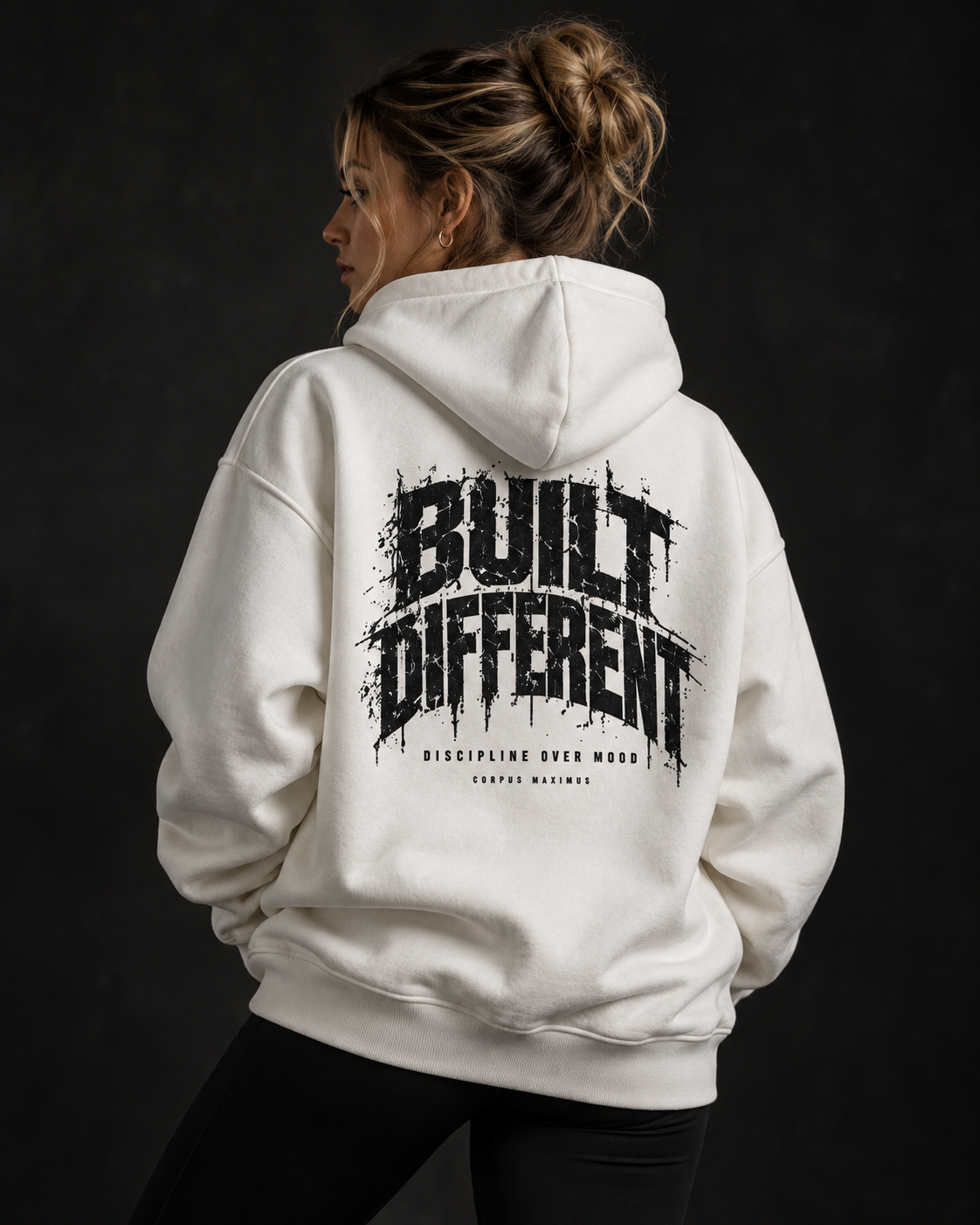 Built Different Oversized Hoodie Unisex mit Backprint – Bild 2 | Corpus Maximus