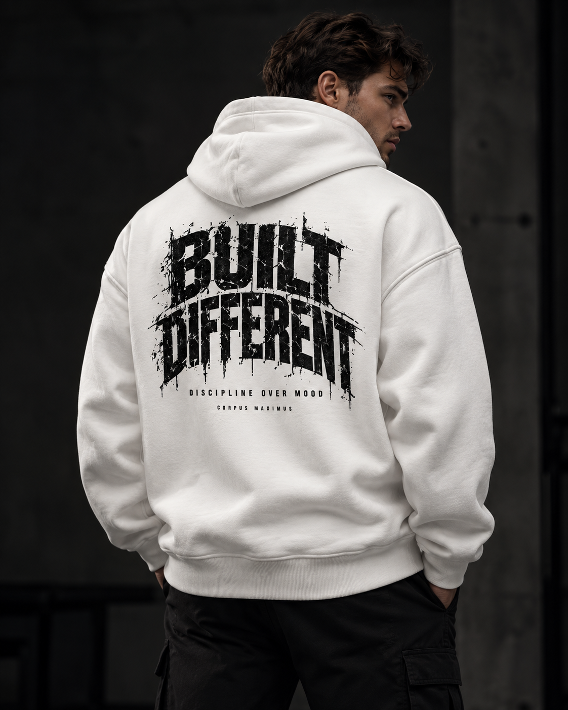 Built Different Oversized Hoodie Unisex mit Backprint – Bild 3 | Corpus Maximus